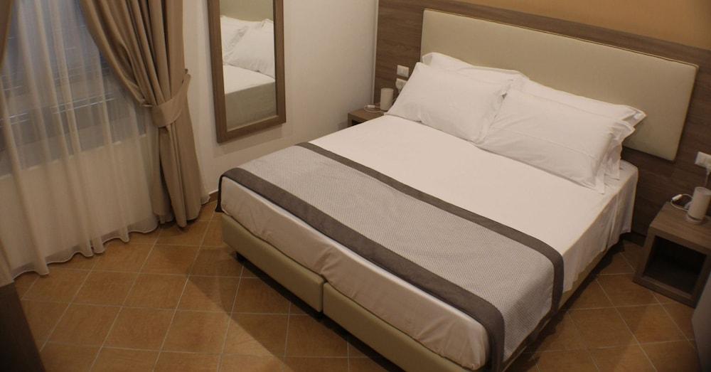 Hotiday Room Collection - Napoli Residenza Scarlatti Buitenkant foto